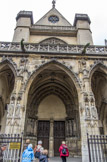 <center>Le parcours Molière.</center>Église Saint-Germain-l'Auxerrois. Molière y épouse Armande Béjart, fille de Madeleine, de vingt ans sa cadette, le 20 février 1662. La façade comprend un porche à cinq baies de style gothique flamboyant construit en 1435-1439 par Jean Gaussel, à une époque où Paris était occupé par les Anglais.