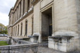 <center>Le parcours Molière.</center><center>La colonnade du Louvre.</center> De 1645 à 1658, Molière et sa troupe sont en province, en particulier à Pézenas en 1653, résidence d'Armand de Bourbon, prince de Conti, gouverneur du Languedoc. En 1658, Philippe d'Orléans, dit Monsieur, frère unique du roi, a 18 ans. Il faut lui donner un train de vie à la hauteur de son rôle politique. On lui achète le château de Saint-Cloud. Il doit avoir une troupe de théâtre. Ce sera celle de Molièren. On offre à la troupe la gratuité du théâtre du Petit-Bourbon, une salle vaste et bien équipée, en alternance avec la troupe italienne de Scaramouche. Le 11 octobre 1660, la troupe se trouve brusquement à la rue, car on démolit le théâtre du Petit-Bourbon pour bâtir la colonnade du Louvre.