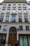 <center>Le parcours Molière.</center>Autour du Palais Royal. Immeuble de rapport néo-classique construit vers 1769-1770 à l'emplacement de la maison où est mort Molière en 1673.