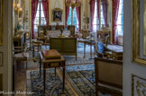 <center>Musée Nissim de Camondo</center>Le grand salon. Dans cette grande pièce en angle ouverte sur le jardin, la boiserie blanc et or provenant du salon de compagnie du comte de Menou au 11, rue Royale à Paris offre un cadre somptueux aux nombreux chefs-d’œuvre que Moïse de Camondo y a disposé.