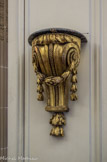 <center>Musée Nissim de Camondo</center>Salon des Huet. Deux consoles
Attribuées à pierre h deumier (1705-1785) vers 1766
bronze argenté et doré ; dessus en marbre vert d'Egypte
D'après des projets de Victor Louis et Jean-Louis Prieur
Ces deux consoles qui ne forment pas une paire ont été réalisées d'après un modèle novateur en acier poli et bronze doré, exécuté en 1763 par le serrurier Pierre II Deumier, et choisi en 1766 par l'architecte Victor Louis pour la Chambre des Portraits du château royal de Varsovie. Comme le montrent les dessins préparatoires de ce dernier et de Jean-Louis Prieur, dont un projet de 1766 conservé à la Bibliothèque de l'Université de Varsovie figure dans l'exposition, le chiffre du roi de Pologne Stanislas Auguste Poniatowski, devait figurer au centre de la ceinture au lieu d'un masque de femme.