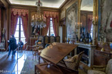 <center>Musée Nissim de Camondo</center>Le grand bureau. Les murs de cette pièce sont lambrissés de chêne naturel qui encadre des tapisseries d’Aubusson représentant les fables de La Fontaine.