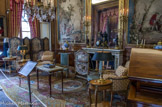 <center>Musée Nissim de Camondo</center>Le grand bureau. Devant la cheminée, écran, vers 1750 – 1760, hêtre sculpté et doré, tapisserie de Beauvais Le coq et la perle, fables de La Fontaine, d’après J. – B. Oudry. Paire de bergères à la reine, l’une porte l’estampille de Claude Chevigny, vers 1780 – 1790, noyer sculpter et doré à l’huile.