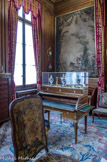<center>Musée Nissim de Camondo</center>Le grand bureau. Secrétaire à cylindre
Estampille de Claude-Charles Saunier, vers 1780. Chêne plaqué d’acajou moucheté, bronze ciselé et doré, dessus en marbre blanc. Le secrétaire repose sur quatre pieds fuselés à cannelures rudentées et ouvre par cinq tiroirs en ceinture et trois tiroirs au-dessus du cylindre. Celui-ci dégage un plateau coulissant solidaire de huit tiroirs, dont quatre feints, surmontés d’un casier ; deux tirettes sur les côtés.