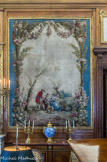 <center>Musée Nissim de Camondo</center>Le grand bureau. Tapisserie Les Fables de La Fontaine. Manufacture d’Aubusson. Vers 1775-1780. Encadrées par une boiserie en chêne sculpté, ces six tapisseries à contre-fond bleu, bordées de palmiers et de guirlandes de fleurs, tissées dans l’atelier De Menou, ont pour sujet : « le loup, la mère et l’enfant » ; « le lion amoureux » (ci-dessus), « rien de trop », « les poissons et le berger qui joue de la flûte », « le renard et la cigogne », « Le loup et la cigogne ». Paire de vases, Chine, XVIIIe siècle, porcelaine à décor bleu sous couverte, monture en bronze ciselé et doré, vers 1770 – 1780.
