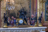 <center>Musée Nissim de Camondo</center>Le grand bureau. Pendule Bacchante portant un satyre-enfant. Le modèle de ce groupe revient au sculpteur Louis-Simon Boizot qui en avait présenté le plâtre au Salon de 1795 et la version en marbre à celui de 1796. La même année, le bronzier François Rémond en donna trois versions en bronze patiné, dont celle-ci, destinées à des pendules. Le mouvement est placé dans un tambour orné de pampres parmi d’autres instruments de musique, et le socle en marbre rouge griotte est orné d’une frise arabesque ajourée de rinceaux, enfants et griffons. Mouvement par Charles-Guillaume Manière, maître horloger en 1778.