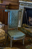 <center>Musée Nissim de Camondo</center>Le grand bureau. Chaise voyeuse. Estampille de Jean-Baptiste Claude Sené. Hêtre sculpté et peint. Au dossier, frise de double poste et festons de perles ; sur la ceinture, frise de coquilles interrompue aux angles par des croissants dans des dés ; pieds en sabre « à l’étrusque » terminés par des sabots de biche et ornés de festons de perles. Ces chaises furent commandées le 4 août 1789 pour le salon turc du château de Montreuil aux portes de Versailles, résidence de Madame Elisabeth, sœur du roi Louis XVI. Couverts à l’origine en toile de Jouy « dessin de fleurs et palmiers vert sur fond blanc », ces sièges permettaient de s’agenouiller devant les tables de jeux pour suivre les parties.