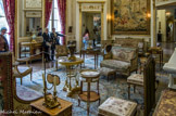 <center>Musée Nissim de Camondo</center>Le grand salon. Guéridon. Fin du XVIIIe siècle
Bronze ciselé et doré ; plateau en marbre Turquin de Caunes. Orné à la ceinture d’une frise d’amours soutenant des guirlandes, le plateau en marbre de ce guéridon est supporté par des têtes de satyres d’où partent trois pieds reposant sur des griffons assis. La base en loupe d’amboine est rapportée. Sur ce guéridon, bouteille à saké. Bronze laqué
Japon, XVIe siècle. Monture en bronze ciselé et doré par François Rémond, 1783. Le tapis central fut livré par la manufacture de la Savonnerie en 1678 pour la Grande Galerie du Louvre.