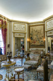 <center>Musée Nissim de Camondo</center>Le grand salon. Mobilier de salon. Estampille de Georges Jacob. Vers 1780-1785. Noyer sculpté et doré. Décor de torsades et de piastres enfilées. Couverture en tapisserie fine d’Aubusson à décor de trophées de fleurs et fruits. Table ovale en chiffonnière, estampille Roger Vandercruse, vers 1775, marqueterie de bois de rose, bouleau, houx, charme, ébène, bronze.