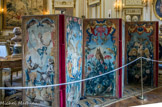 <center>Musée Nissim de Camondo</center>Le grand salon. Paravent à six feuilles. Manufacture de la Savonnerie. Vers 1735-1740. Chaque feuille est à décor polychrome sur contre-fond rouge, d’oiseaux et de fleurs avec encadrement de treillages fleuris ou de palmes et rocailles sur dix panneaux et d’une singerie à encadrement d’ailes de chauve-souris et de rocailles sur deux panneaux. François Desportes a fourni les modèles des feuilles à sujets animaliers, parfois tirés des sujets des Fables d’Esope. Le paravent provient des descendants de la famille Duvivier, qui dirigea la manufacture au XVIIIe siècle. Il a exceptionnellement gardé son ancienne disposition avec les panneaux placés dos à dos, montage qui sera abandonné plus tard pour un revers de damas cramoisi.
