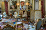 <center>Musée Nissim de Camondo</center>Le salon des Huet. Ce salon de forme ovale, au centre de la façade sur jardin, a été spécialement conçu pour y placer la suite de panneaux peints de scènes champêtres par Jean-Baptiste Huet. Le mobilier de salon témoigne du talent de Jean-Baptiste Séné, qui travaillait lui aussi pour le roi ainsi que pour une riche clientèle particulière. Le tapis de la Savonnerie qui reprend un modèle dessiné par Pierre-Josse Perrot est aux armes de France. Paravent à quatre feuilles. Exécuté par Jean-Baptiste Boulard. 1785. Hêtre sculpté et doré. Le décor sculpté est composé de piastres enfilées, rais de cœur, feuilles de laurier et épis de blé. Les charnières en bronze doré sont à double-sens. Les feuilles sont en lampas broché à décor polychrome de scènes champêtres dans des médaillons rapportés d’après Philippe de Lassalle (1723-1805). C’est le décor particulier en épis de blé des champs des panneaux qui a permis d’identifier ce paravent comme celui livré en 1785 avec 36 chaises et un écran pour le salon des jeux de Louis XVI à Versailles. Au premier plan, gtable en cabaret. Estampille de Roger Vandercruse, dit Lacroix. Vers 1760. Chêne et tilleul vernis, bronzes ciselés et dorés, plateau en porcelaine de Sèvres. Le décor verni des pieds et de la tablette d’entrejambe, à fond blanc à l’origine, reprend les motifs de la porcelaine du plateau « Courteille ». L’idée de ce meuble très élégant à plateau de porcelaine revient vraisemblablement au marchand mercier Simon-Philippe Poirier qui en a commandé l’ébénisterie à RVLC, cachant derrière l’anonymat de cette estampille l’identité de son fournisseur Roger Vandercruse.