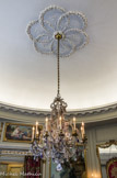 <center>Musée Nissim de Camondo</center>Le salon des Huet. Lustre à six bras de deux lumières. Vers 1745-1755. Bronze ciselé et doré, garni de cristal de roche, améthyste et quartz fumé. En forme de vase surmonté d’une couronne, ce lustre à cage est l’un des plus beaux exemples connus du milieu du XVIIIe siècle, particulièrement précieux par la rareté de ses matériaux et la qualité de sa monture de bronze doré.