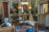 <center>Musée Nissim de Camondo</center>Le salon des Huet. Deux consoles. Vers 1765-1770. Bronze argenté et doré, dessus en marbre vert d’Egypte. Ces deux consoles reprennent un modèle réalisé en acier poli et bronze doré dés 1763 par le serrurier parisien Pierre Deumier. Son originalité lui attira des commandes prestigieuses puisque l’architecte Victor Louis, chargé de mettre au goût du jour le château royal de Varsovie, le choisit en 1766 pour orner l’une des pièces les plus riches de cette résidence, la Chambre des Portraits. Sur la console, paire de vases couverts hexagonaux, porcelaine européenne glaçure bleue lavande, milieu du XVIIIe siècle.
