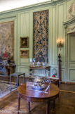 <center>Musée Nissim de Camondo</center>La salle à manger. Terrine. Poinçons de Jacques-Nicolas Rœttiers, 1770-1771. Argent. Cette pièce fait partie d’un ensemble de pièces construites sur le même modèle, ceinturées d’une branche de laurier, portées par de vigoureuses consoles ornées d’une frise de piastres. Deux couronnes de lauriers font office de poignées. Couverts d’un dôme godronné, elles reposent sur un plateau incurvé où alternent canaux et chutes de feuilles de laurier.