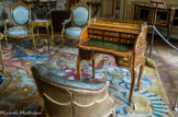 <center>Musée Nissim de Camondo</center>Le salon des Huet. Secrétaire à cylindre à rideau. Estampille de Jean-François Oeben. 
Vers 1760. Chêne et sycomore plaqués de bois de rose, sycomore, amarante marqueté de houx, alisier, érable, épine-vinette, féréol, loupe de frêne, loupe d’érable, amarante et orné de bronzes ciselés et dorés. Ebéniste et mécanicien, c’est à Jean-François Oeben que revint la conception de ce nouveau type de meuble dont le plus célèbre fut le bureau de Louis XV à Versailles, commandé en 1761 et livré par son successeur Jean-Henri Riesener en 1769. Madame de Pompadour possédait un bureau très proche de celui-ci, remarquable par ses dimensions réduites et la qualité de sa marqueterie de bouquets de fleurs, pourvu d’une tablette d’entrejambe. Ce meuble provient des collections du comte Boni de Castellane. Fauteuil de bureau, estampille de Claude Étienne Michard, vers 1760 – 1770, noyer sculpté et doré, cuir vert.