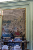 <center>Musée Nissim de Camondo</center>La salle à manger. La pêche au filet, tapisserie de la manufacture de Beauvais, vers 1775 – 1785, de la suite des amusements champêtres d’après François-Joseph Casanova. Buste de Négresse. D’après Jean-Antoine Houdon (1741-1828). Inscrit : « fondu, ciselé par thomire » (Pierre-Philippe Thomire (1751-1843))
Fonte par Rubéron. Bronze patiné et bronze doré. Inscription sur le piédouche : RENDUE A LA LIBERTÉ ET A L’ÉGALITÉ PAR LA CONVENTION NATIONALE DU 16 PLUVIOSE DEUXIÈME DE LA RÉPUBLIQUE FRANCAISE UNE ET INDIVISIBLE. Ce buste rappelle l’abolition de l’esclavage décrétée par la Convention le 4 février 1794. Ce buste est tiré d’une fontaine extraordinaire, exposée par Houdon au Salon de 1783 et placée par le duc d’Orléans dans son jardin de Monceau, l’actuel parc Monceau. Elle représentait, de grandeur naturelle, une jeune suivante noire (en plomb peint en noir) versant l’eau d’une aiguière de bronze doré sur le corps d’une jeune femme au bain (en marbre blanc).
