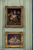 <center>Musée Nissim de Camondo</center>La salle à manger. En bas, tapisserie  Le Service à crème.  Elle fut exécutée en basse-lisse d’après une nature morte d’Anne Vallayer-Coster (1744-1818) peinte en 1766. Restée en magasin jusqu’à la chute de l’Empire, elle fut offerte en 1814, au moment de la Restauration, par la manufacture à la duchesse d’Angoulême, fille de Louis XVI, et seule survivante de la famille royale.