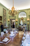 <center>Musée Nissim de Camondo</center>La salle à manger. Sur la table à allonges « à l’italienne » en acajou et les consoles-dessertes sont disposées d’imposantes pièces d’orfèvrerie, partie d’un service commandé à l’orfèvre Roettiers en 1770 par Catherine II de Russie pour être offert au prince Orloff.