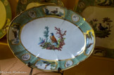 <center>Musée Nissim de Camondo</center>Le cabinet de porcelaines. Service de table dit service Buffon en porcelaine tendre de Sèvres, 1784et 1786. Décor d’oiseaux et sur l’aile d’oeils de perdrix vert et or avec dans les réserves des oiseaux et des camés. Au revers le nom des oiseaux