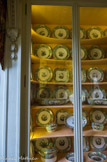 <center>Musée Nissim de Camondo</center>Le cabinet de porcelaines. Ce cabinet fut spécialement aménagé par Moïse de Camondo pour présenter sa collection de porcelaines. On y découvre des pièces de trois services Buffon dont la beauté et la poésie témoignent du talent et du génie de la Manufacture de Sèvres. Y sont également présentés des services en porcelaine tendre de Chantilly et en porcelaine dure de la manufacture de Meissen. C’est dans cette pièce que Moïse de Camondo prenait ses repas quand il était seul.