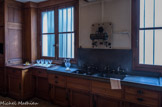 <center>Musée Nissim de Camondo</center>L’office de la salle à manger. C’est dans cet office que le maître d’hôtel reçoit les plats déposés par le cuisinier dans le monte-plat. Un chauffe-plat, qui sert également de chauffe-assiettes, permet de les tenir au chaud si nécessaire. Une glacière, dissimulée dans un des buffets, gardait au froid les sorbets du dessert. Au dessus de l’évier un stérilisateur à ozone permettait de purifier l’eau.