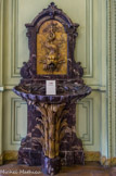 <center>Musée Nissim de Camondo</center>La salle à manger. Au-dessus d’une fontaine en marbre à la vasque en forme de coquille soutenue par des palmiers est accroché un cartel d’applique rocaille attribué au fondeur Jean-Joseph de Saint Germain.