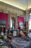 <center>Musée Nissim de Camondo</center>Le petit bureau. Egalement appelée Salon Anglais et donnant sur la cour d’honneur, cette pièce de petites dimensions aux murs tendus de soie cramoisie est aménagée avec raffinement. Table chiffonière en auge. Estampille de Jean-Henri Riesener, 1788.
Chêne plaqué de bois de rose, sycomore, amarante, poirier, houx, ébène et ornée de bronzes ciselés et dorés. Le plateau rectangulaire à haut rebord « en auge » et extrémités arrondies en fait une table à ouvrage ; un tiroir latéral pourvu d’un plateau et d’une écritoire de métal argenté en fait aussi une table à écrire. Les montants à patins découpés sont réunis par une tablette d’entrejambe ovale. La marqueterie est « à mosaïque et pois ». Table « à la Bourgogne ». Estampille de Roger Vandercruse, dit Lacroix, 
Vers 1760. Chêne et noyer plaqués de satiné, amarante, bois de rose, houx, bronze ciselé et doré. La partie antérieure du plateau se rabat pour former écritoire et un mécanisme libère à l’arrière un gradin à trois tiroirs contenu dans la ceinture. Marqueterie de « cubes sans fond ».