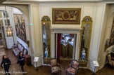 <center>Musée Nissim de Camondo</center>La galerie. De part et d’autre de l’entrée du Grand Bureau, dans l’axe du grand escalier, deux fauteuils à la reine en tapisserie de la Savonnerie.
