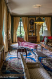 <center>Musée Nissim de Camondo</center>Le salon bleu. Rafraîchissoir, estampille de Jacques Dubois, vers 1750 – 1760, acajou des chaînes plaquées d’acajou, seaux en métal argenté. Au fond, deux tableaux : la porte Saint-Denis à Paris, par Étienne Bouhot, huile sur toile signée et datée 1813. La Seine à Paris devant le Louvre, par Joseph Canella, huile sur toile signée datée 1830.