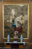 <center>Musée Nissim de Camondo</center>La bibliothèque. Tapisserie « Une halte ». Manufacture de Beauvais. Vers 1780. Laine et soie. Fragment d’une pièce de la suite des Bohémiens, d’après des compositions de François-Joseph Casanova (1727-1802) peintes en 1777. Cette tapisserie avait fait partie des collections de Nissim de Camondo, père du collectionneur. Secrétaire à abattant. Estampille de Jean-François Leleu, vers 1770-1780. Chêne plaqué d’amarante, sycomore, ébène, épine-vinette, loupe d’érable, buis, bois de violette, bois de rose, houx, bronze ciselé et doré ; dessus en marbre blanc. Montants arrondis cannelés et pieds toupie. Un abattant en partie haute découvre quatre tiroirs et deux casiers, deux vantaux en partie basse renferment quatre tiroirs. Marqueterie de fleurons dans une mosaïque d’hexagones dite « marqueterie à la reine ». A la ceinture, frise d’entrelacs en bronze à rosaces et marguerites.