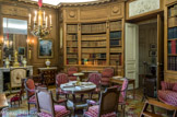 <center>Musée Nissim de Camondo</center>La bibliothèque. Mobilier de salon. Vers 1780
Noyer sculpté couvert en velours ciselé et frappé rouge et blanc. Ce mobilier en noyer sculpté, composé d’un canapé, deux bergères et six fauteuils à la reine, confère à la bibliothèque le confort d’un salon. Il est couvert d’un très beau velours ciselé et frappé bicolore Il a appartenu à un ecclésiastique dijonnais, Mgr Goutte-Soulard. Au centre, table à thé, attribuée à Bernard Molitor, vers 1787-1788. Acajou et chêne plaqué d’acajou, bronze ciselé et doré, plateau en marbre blanc
Originaire du Luxembourg, Bernard Molitor mena une brillante carrière d’ébéniste à Paris, où il s’installa en 1778. De la fin du règne de Louis XVI à la Restauration, il sut donner une grande unité à son œuvre en privilégiant l’emploi de beaux acajous qui firent sa réputation. Ces grandes tables à thé, au plateau tournant garni de marbre, destinées à être placées au centre d’un salon, étaient une des spécialités de l’ébéniste. Sur la cheminée, Pendule en forme d’obélisque. Vers 1780
Bonze ciselé et doré ; marbres jaune antique, bleu turquin, rouge griotte et vert de mer.
Inscription sur le cadran : Crosnier à Paris (Antoine Crosnier, maître horloger en 1763)
Le mécanisme de cette pendule est surmonté d’un obélisque, symbole d’éternité, sur lequel Iris la messagère des dieux, voyage entre le ciel, matérialisé par la sphère au sommet et la mer symbolisée par Neptune, le dieu des océans. A gauche, petit modèle de fauteuil, vers 1750, hêtre sculpté. Devant la cheminée, écran, estampille de Nicolas Simon Courtois, vers 1775 – 1785, noyer sculpté doré, feuilles en tapisserie fine d'Aubusson.
Pendu de chaque côté du miroir, une paire de semainiers, vers 1780 – 1790, bronze ciselé et doré, métal bleui