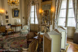 <center>Musée Nissim de Camondo</center>L’appartement de Moïse de Camondo. L’appartement est composé d’une chambre, d’une salle de bain et à la suite d’une pièce appelée « habillage ». Pour sa chambre, Moïse de Camondo a choisi des boiseries provenant d’une maison du Cours du Chapeau Rouge à Bordeaux. Sur les murs sont réunis des scènes de genre et des portraits. Le mobilier regroupe plusieurs pièces de grande qualité : une paire de fauteuils à la reine de Georges Jacob, une commode marquetée qui porte l’estampille de Matthieu-Guillaume Cramer, un paravent de Louis Falconnet. Le tapis de la Savonnerie fut livré au Garde-Meuble royal en 1760 « pour servir à Mesdames de France les festes et dimanches à la chapelle de Versailles ». De dos, fauteuil en cabriolet, attribué à J.-B. Le tout large, vers 1780, hêtre sculpté et doré. « Portrait de Mlle Duthé ». Henri-Pierre Danloux (1753-1809). Vers 1792. Huile sur toile. Catherine-Rosalie Gérard, plus connue sous son nom de scène, Mlle Duthé, était l’une des plus célèbres actrices à Paris à la fin du XVIIIe siècle, comme en témoignent ses nombreux portraits. Celui-ci est particulièrement original par sa composition : la jeune femme y est surprise au moment où elle accroche un tableau dans un intérieur qui pourrait être le sien. Toutefois, la scène ne se déroule pas chez elle, mais dans l’atelier du peintre. L’actrice offrit ce portrait à son amant, le banquier Jean-Frédéric Perregaux.