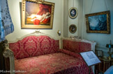 <center>Musée Nissim de Camondo</center>L’appartement de Moïse de Camondo. Dans l’alcôve, un lit à trois chevets en hêtrte sculpté et peint, date des années 1765-1775. Courtepointe et garniture en damas rouge à décor rebrodé blanc. La richesse et la très grande qualité de son décor sculpté, aux épis de blé et fleurs des champs, font du lit « à la turque » de Moïse de Camondo un meuble exceptionnel. Pendule alcôve, vers 1780 – 1790, bronze ciselé et doré, mouvement par Ferdinand Berthoud.
Fleurs dans un vase, par Jean-Louis Prévost le Jeune, deux gouaches signées et datée 1776.