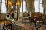 <center>Musée Nissim de Camondo</center>L’appartement de Moïse de Camondo. Table, vers 1750 – 1760, chêne plaqué de bois de rose, bois de violette, sycomore, houx et ébène, bronze ciselé et doré. Paravent à six feuilles double face, estampille de Louis Falcon. Et, vers 1775 – 1780. Paire de fauteuils, estampille de Georges Jacob, vers 1780 – 1790