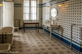 <center>Musée Nissim de Camondo</center>En total contraste avec la chambre, le décor de la salle de bain est d’une grande modernité, avec ses murs recouverts de carreaux de céramique bleu et blanc disposés suivant un motif de vannerie.
