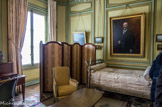 <center>Musée Nissim de Camondo</center>L’appartement de Nissim de Camondo. Au dessus de son lit en acier et bronze doré a été placé le portrait de son grand-père, le comte Nissim de Camondo (1830-1889), peint par Carolus Duran en 1882. Bergère, estampille de Georges Jacob, vers 1790, hêtre sculpté et peint.
Paravent, estampille de Joseph Canabas, vers 1780 – 1790, acajou.
Lit de milieu en acier et bronze doré, vers 1790 – 1795