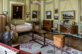 <center>Musée Nissim de Camondo</center>L’appartement de Nissim de Camondo. L’appartement de Nissim n’a pas gardé son aménagement d’origine. Le mobilier a été rassemblé dans son bureau. Une statuette équestre en bronze réalisée par Georges Malissard en 1923 représentant sa sœur Béatrice est posée sur la commode en demi-lune. Plusieurs tableaux du début du XIXe siècle illustrent l’intérêt de la famille de Camondo pour la chasse et l’équitation. Au fond, « La Fidélité ». D’après Jean-Jacques Caffieri (1725-1792). 1769. Plâtre.
