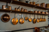 <center>Musée Nissim de Camondo</center>La cuisine. Moïse de Camondo, amateur de bonne chère, y a consacré un intérêt particulier. Il s’agit en fait de toute une série de pièces installées dans le soubassement avec une organisation pleinement fonctionnelle.