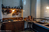 <center>Musée Nissim de Camondo</center>La cuisine. Dans la laverie se trouvent les bacs de la plonge destinés au lavage des casseroles, des différents ustensiles et de la vaisselle de cuisine. Dans un encadrement de fonte et de tôle noire, les bacs sont en cuivre, celui de droite à double enveloppe permettait de faire circuler de la vapeur afin de maintenir l’eau de plonge à forte température.