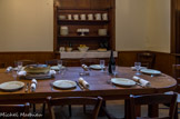 <center>Musée Nissim de Camondo</center>La cuisine. La salle des gens ou salle à manger du personnel est visible par le passe plat. La table de 3,70 m de long a été réalisée sur les indications trouvées dans les archives.