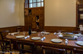 <center>Musée Nissim de Camondo</center>La cuisine. La salle des gens ou salle à manger du personnel est visible par le passe plat. Sur le mur au fond à gauche se trouvent les 15 casiers numérotés destinés à contenir les objets personnels de chacun des domestiques : serviette, bol, médicaments, etc.