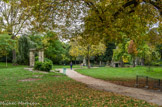 <center>Parc Monceau.</center>La construction du parc Monceau remonte au XVIIIe siècle, sous l’impulsion du duc de Chartres, futur Philippe Egalité qui acheta le terrain en 1769. Le paysagiste Carmontelle en fit un lieu étonnant, sur lequel il fit construire des édifices de tous les styles et de toutes les époques : les promeneurs y voient encore certaines de ces inventions, un temple de Mars, une petite pyramide égyptienne et plusieurs constructions fantaisistes en pierre. Au cours des années, le parc passa entre les mains de l’Etat puis de la famille d’Orléans, et à nouveau de l’Etat. Son aspect actuel a été voulue par le préfet Haussmann et à son ingénieur Alphand qui transformèrent un  jardin exotique en un parc à l'anglaise, inauguré 13 Août 1861 par Napoléon III.