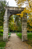 <center>Parc Monceau.</center>Grande arcade style Renaissance, relique de l'Hôtel de ville incendié en 1871.