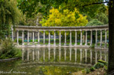 <center>Parc Monceau.</center>la Naumachie est un bassin ovale bordé d'une colonnade corinthienne qui provient d'une église de Saint-Denis détruite en 1719.