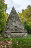 <center>Parc Monceau.</center>La pyramide, unique vestige de l'ancienne folie de Chartres de Carmontelle.