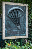<center>Parc Monceau.</center>En 1797, André-Jacques Garnerin, aérostatier des fêtes publiques, y effectue le premier saut en parachute de l'histoire en s'élançant d'une montgolfière.