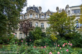<center>Parc Monceau.</center>En 1868, Emile Justin Menier, le chogholatier, acquiert des terrains au parc Monceau et fait bâtir, en 1870, l’hôtel Menier rue Van Dyck. L’architecte est Henri Parent et les décorateurs sont Lefebvre et Dalou. L’hôtel Menier est célèbre pour les bals qui y sont donnés, si bien qu’Emile Zola s’en inspire pour décrire l’hôtel Saccard dans « La Curée».