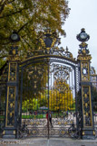 <center>Parc Monceau.</center>Gabriel Davioud est chargé des entrées monumentales avec leurs grandes grilles dorées.