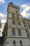<center></center><center>Le palais de la Cité. </center> Aau nord-est, le roi Jean II le Bon (1350-1364) fit édifier entre 1350 et 1353, sur un ancien terrain marécageux, une tour dont le beffroi était dominé par un lanternon et qui devint par la suite la tour de l'Horloge du palais de la Cité. De forme Carrée, haute de 47m, elle accueillit vers 1370 la première horloge publique à Paris.