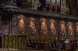 <center>Le choeur. </center> Les hauts dossiers des stalles sont ornés de bas-reliefs et séparés par des trumeaux décorés de rinceaux et des instruments de la Passion. Sur le dossier de la stalle archiépiscopale, le martyre de saint Denis. Derrière les stalles, l'orgue de choeur de 1969 créé par Robert Boisseau.
